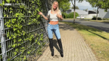 : Lara-CumKitten - Jeans Und Stiefel vollgepisst - Pisswalk an der Straße